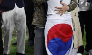 亚洲之光！孙兴慜以队长身份捧起欧战奖杯 韩国历史第一人