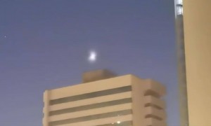 新疆多地现不明飞行物，目击者称和月亮一样亮，几秒内突然加速消失，气象部门回应